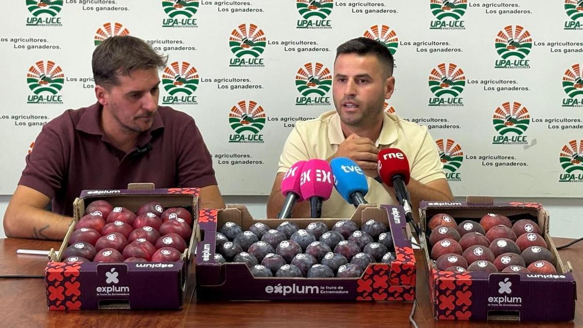 El secretario general de UPA-UCE Extremadura, Óscar Llanos (izquierda de la imagen), y Javier Ramos, este miércoles.