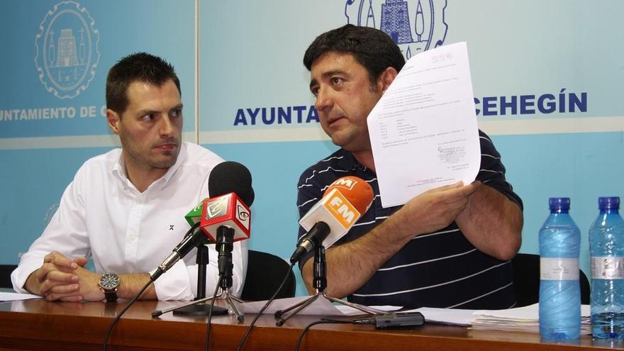 El alcalde de Cehegín, José Rafael Rocamora, junto al edil Abellán en la rueda de prensa.