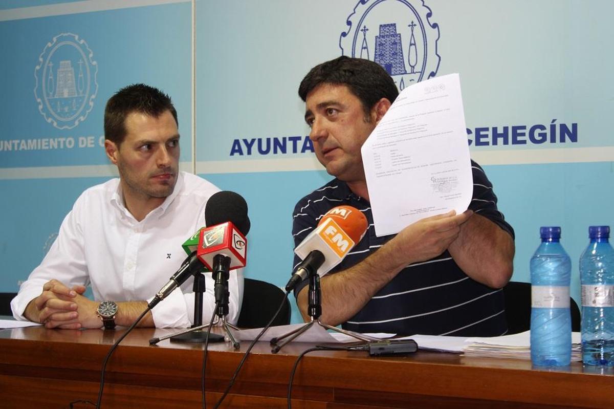 El alcalde de Cehegín, José Rafael Rocamora, junto al edil Abellán en la rueda de prensa.