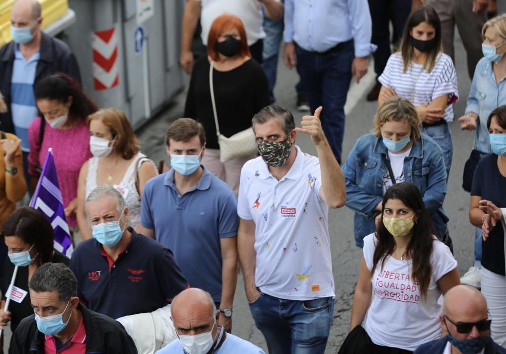 O Grove se vuelca con los trabajadores de la conservera Thenaisie en una manifestación / Miguel Muñiz