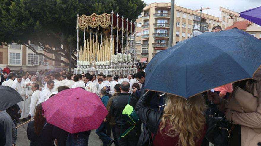 La lluvia amenaza las procesiones del Domingo de Ramos.