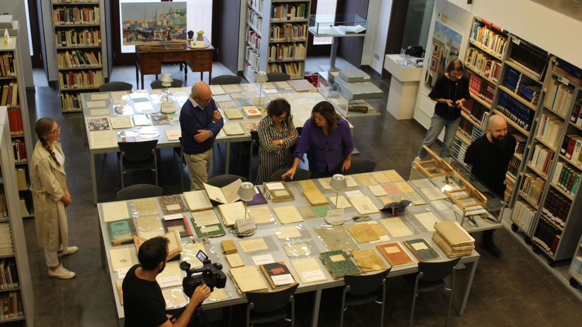 Vista cenital del Archivo con una parte de los documentos donados expuestos para la prensa.