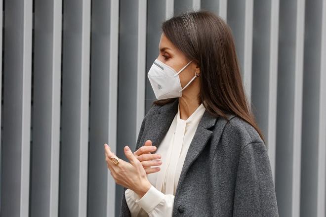 Detalle del look de la reina Letizia en el foro del Día Mundial contra el Cáncer de la AECC: su maquillaje y su melena con canas al natural