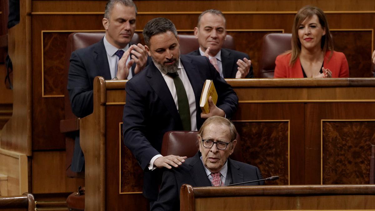 La bancada de Vox aplaude a Santiago Abascal y Ramón Tamames.