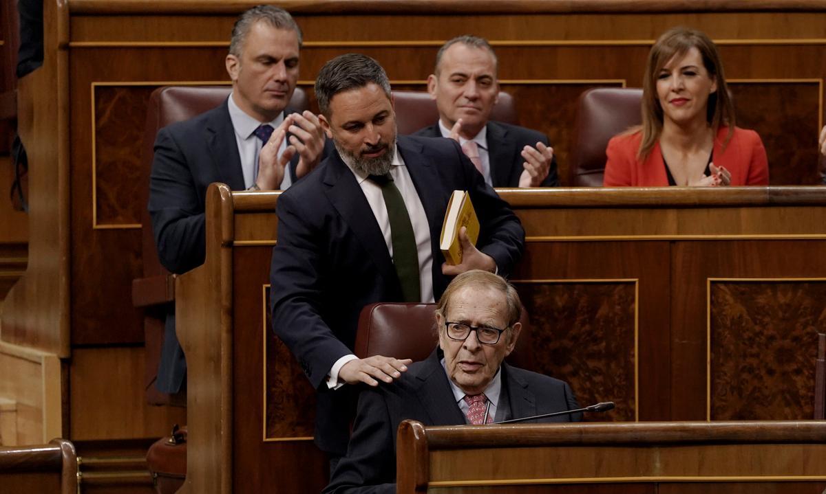 La bancada de Vox aplaude a Santiago Abascal y Ramón Tamames. José Luis Roca