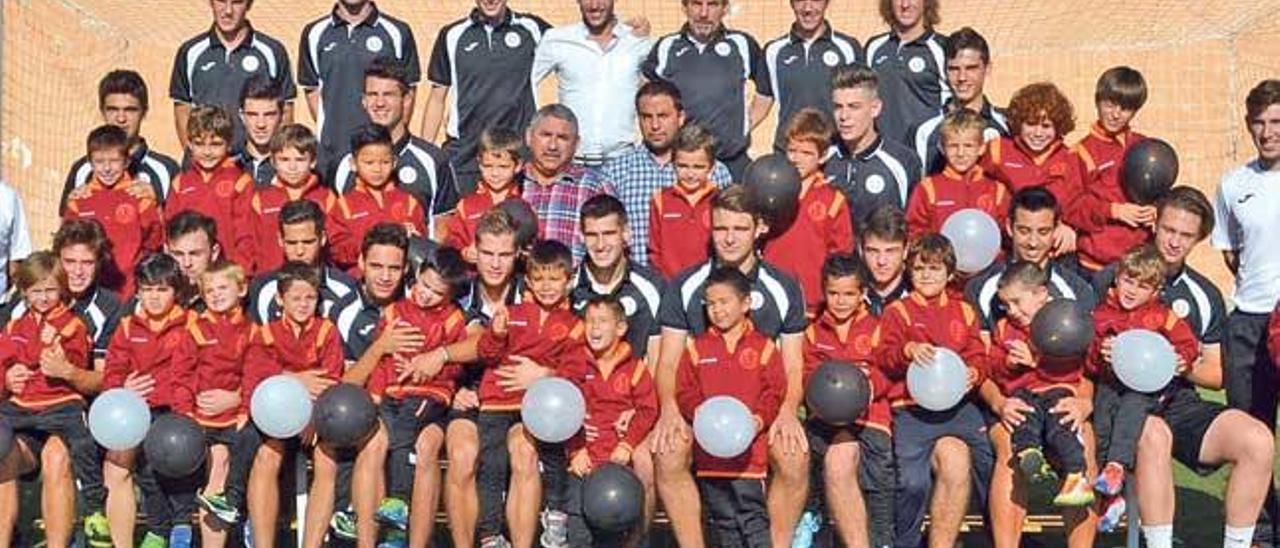 Imagen de los componentes del juvenil A y escuela de fútbol del Cide, que ayer por la mañana se presentaron en Son Rapinya.