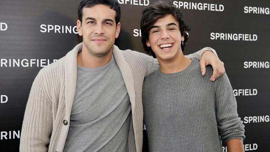 Mario Casas, junto a su hermano Oscar.