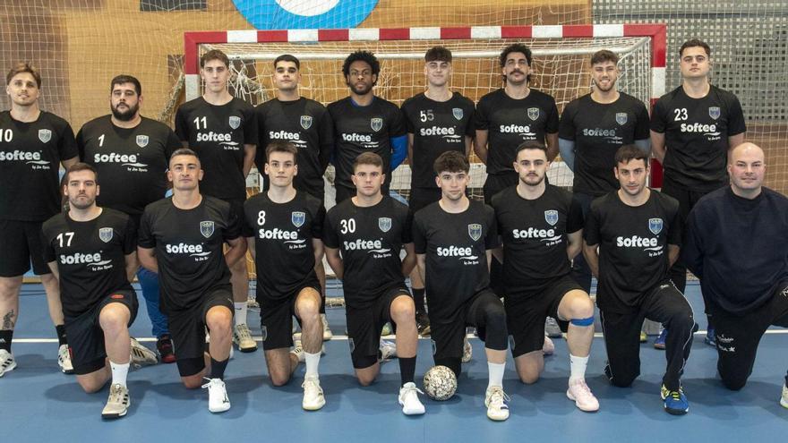 La plantilla del OAR posa antes del ‘play off’ sobre la pista de San Francisco Javier. | Casteleiro/Roller Agencia