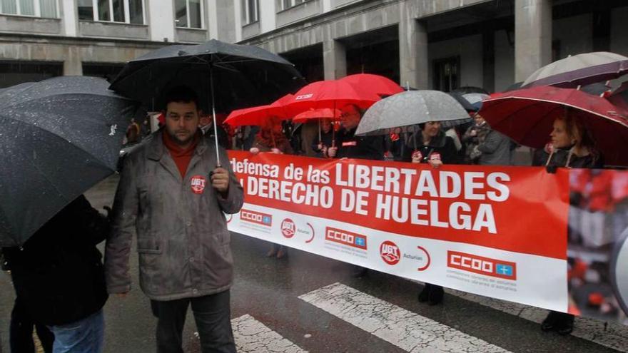 Concentración sindical, ayer, en la plaza de España de Oviedo.