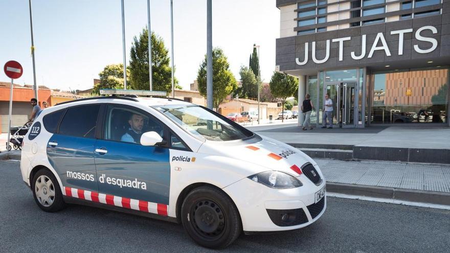 El jove ha arribat als jutjats de la Bisbal en aquest vehicle dels Mossos