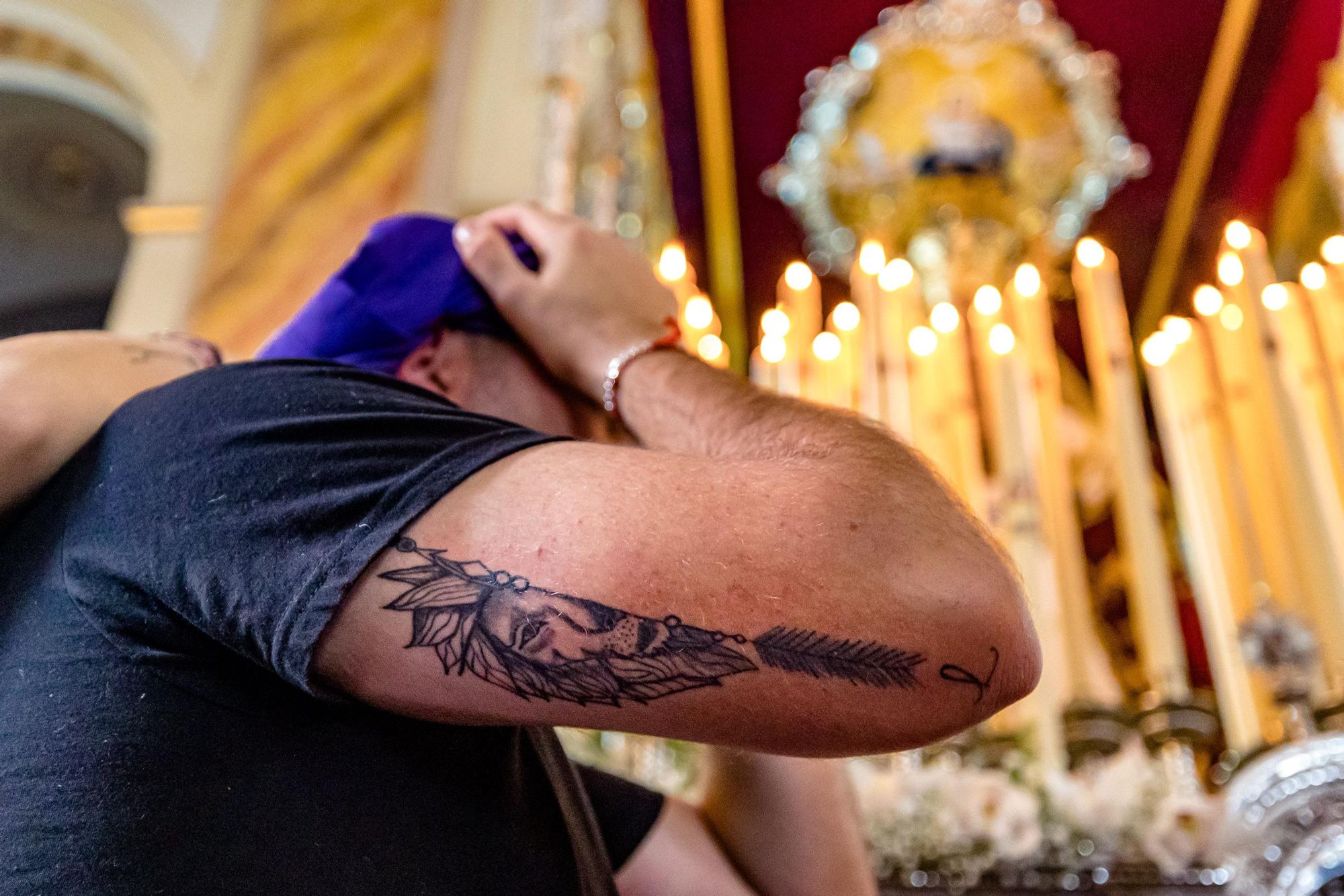 Procesión del Ecce Homo en Alicante  En Alicante las primeras imágenes en llegar eran las de la procesión del Ecce Homo que estrenado en esta procesión la primera fase del nuevo paso del Señor, consistente en parihuela y ebanistería. Esta cofradía celebra el 75 aniversario de su fundación.