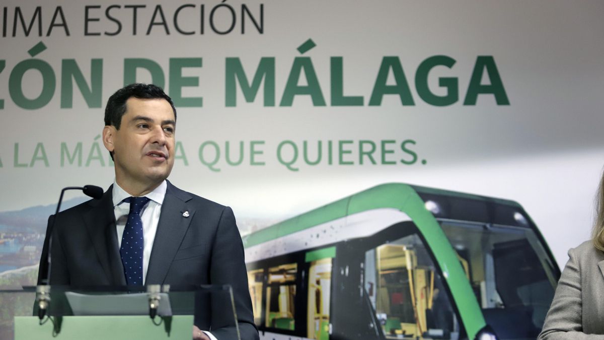 Juanma Moreno, en la estación de Atarazanas del metro de Málaga.