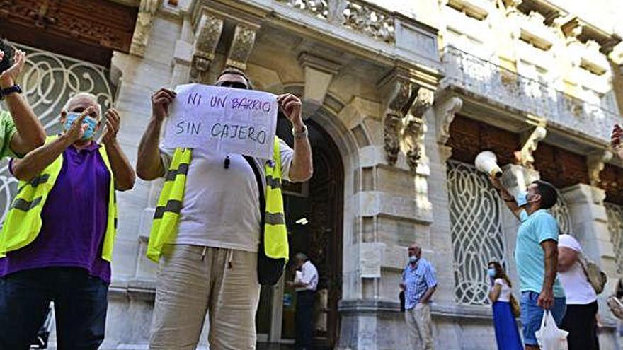 Cacerolada por el cierre del único banco en cuatro barrios