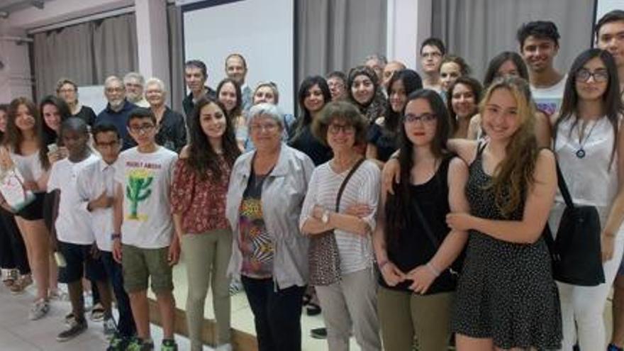 Alumnes i professors del programa de suport escolar Puntal, a la cloenda del curs