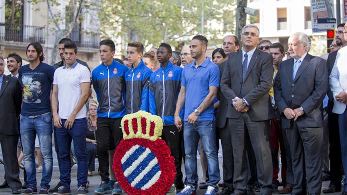 El Espanyol realizó la tradicional ofrenda floral a Rafael de Casanova
