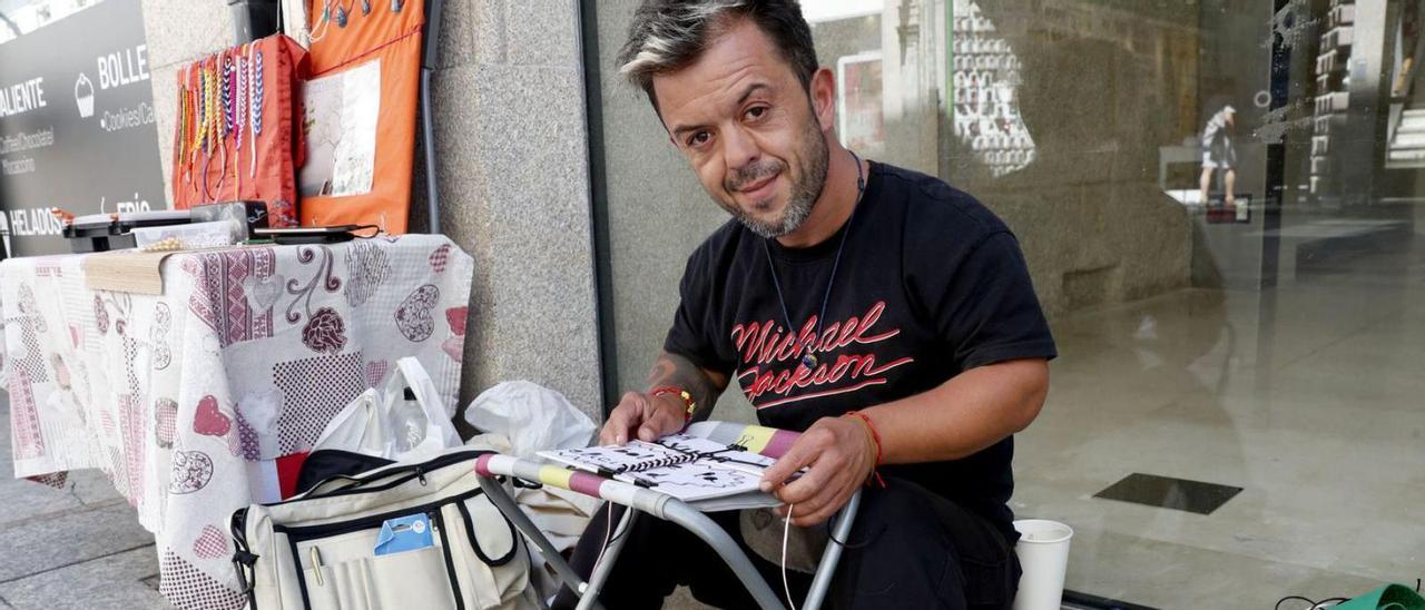 Guille Márquez junto a las diferentes piezas queha elaborado y vende en la calle Príncipe.