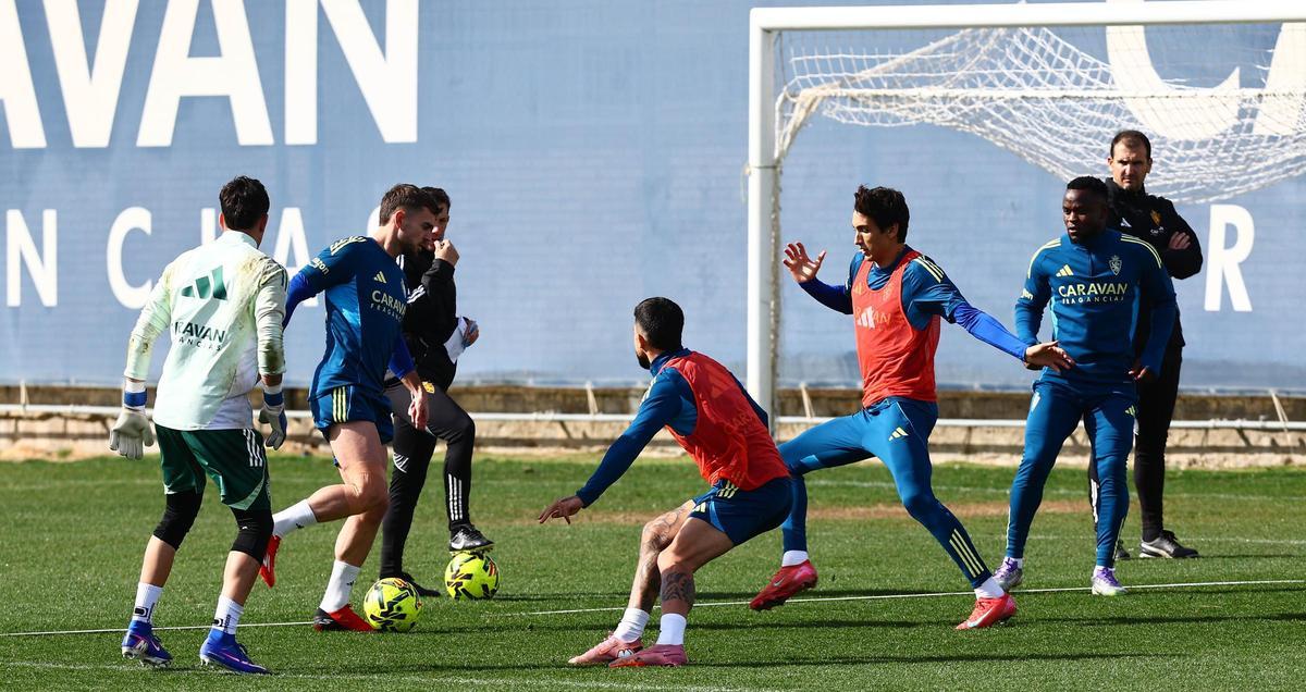 Un momento del entrenamiento del Zaragoza de este domingo.