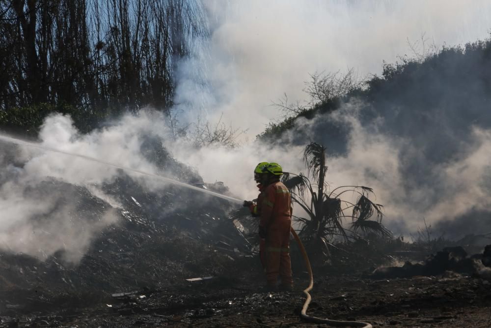 Gran incendio en una planta abandonada de reciclaje en Sollana