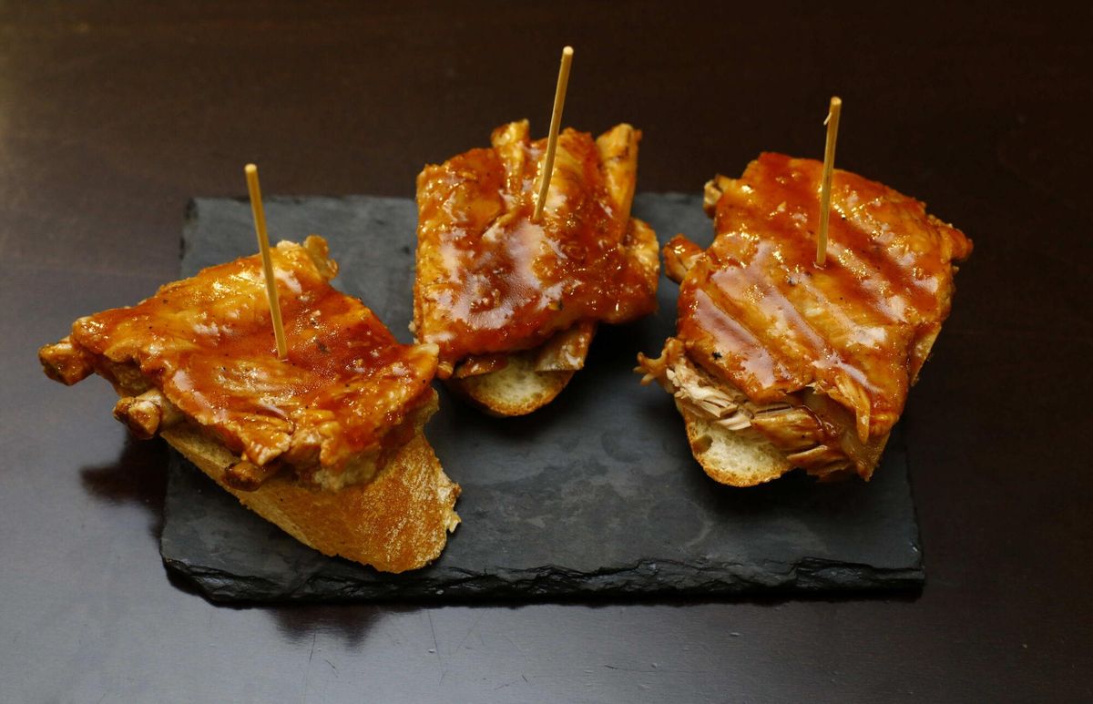 En imágenes | Bar 212, el negocio que lleva la tradición del juepincho a Las Delicias con tapas a 1€
