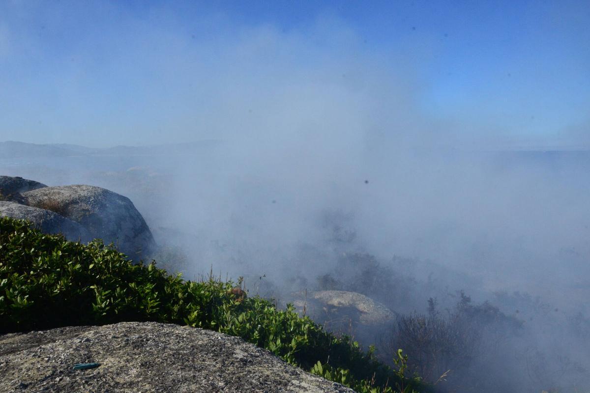 El primer incendio forestal del verano en O Morrazo quemó 3.500 metros cuadrados de monte raso en Cabo Udra, dentro de los terrenos de la Comunidade de Montes en Man Común de Beluso (Bueu). El primer incendio forestal del verano en O Morrazo quemó 3.500 metros cuadrados de monte raso en Cabo Udra, dentro de los terrenos de la Comunidade de Montes en Man Común de Beluso (Bueu).
