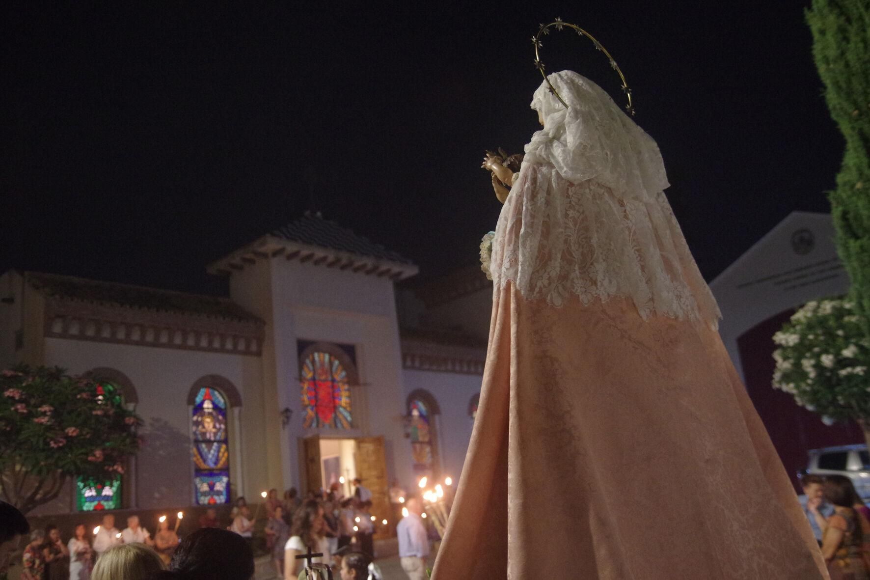 Traslado con antorchas de la Virgen de las Cañas a la parroquia de Nuestra Señora de los Dolores, en el Puerto de la Torre