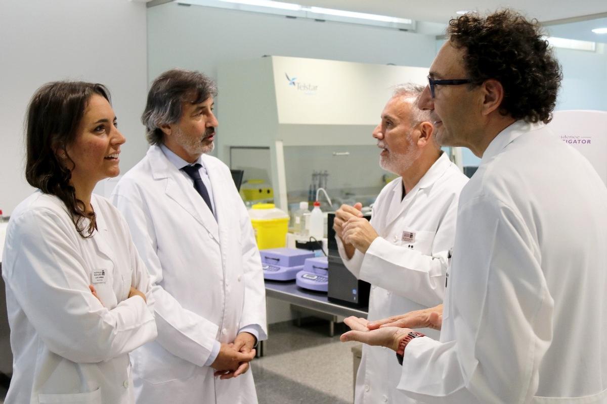 Equipo de investigadores en IA en los laboratorios de genética molecular de Instituto Bernabeu.