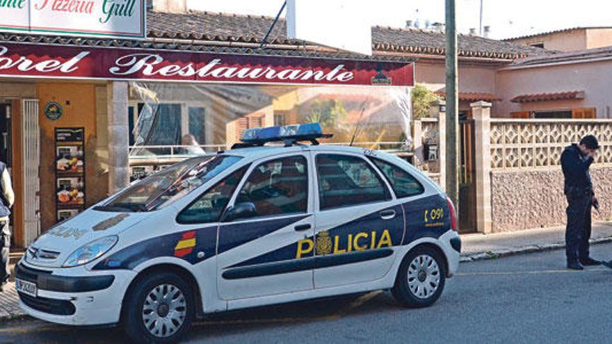 Dos policías, ayer por la tarde frente al local donde se produjo la agresión, en Son Cladera.