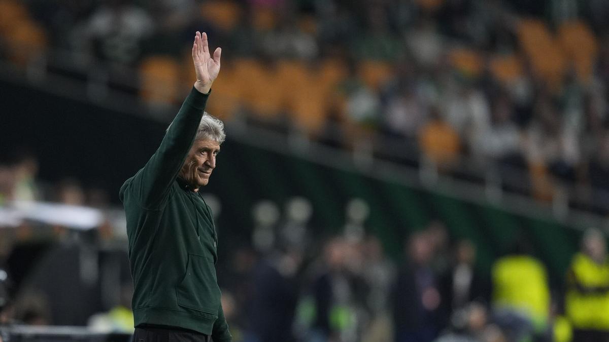 Manuel Pellegrini saluda a la afición en el Betis-Panathinaikos de vuelta de octavos de Europa League en La Cartuja