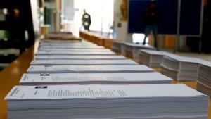 Preparativos en un colegio electoral en Madrid antes de las elecciones municipales y autonómicas de este domingo.