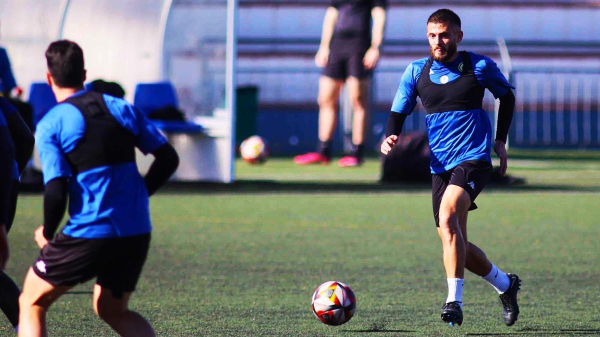 José Artiles, durante uno de los entrenamientos de la semana sobre hierba sintética en el Antonio Valls de Alicante.