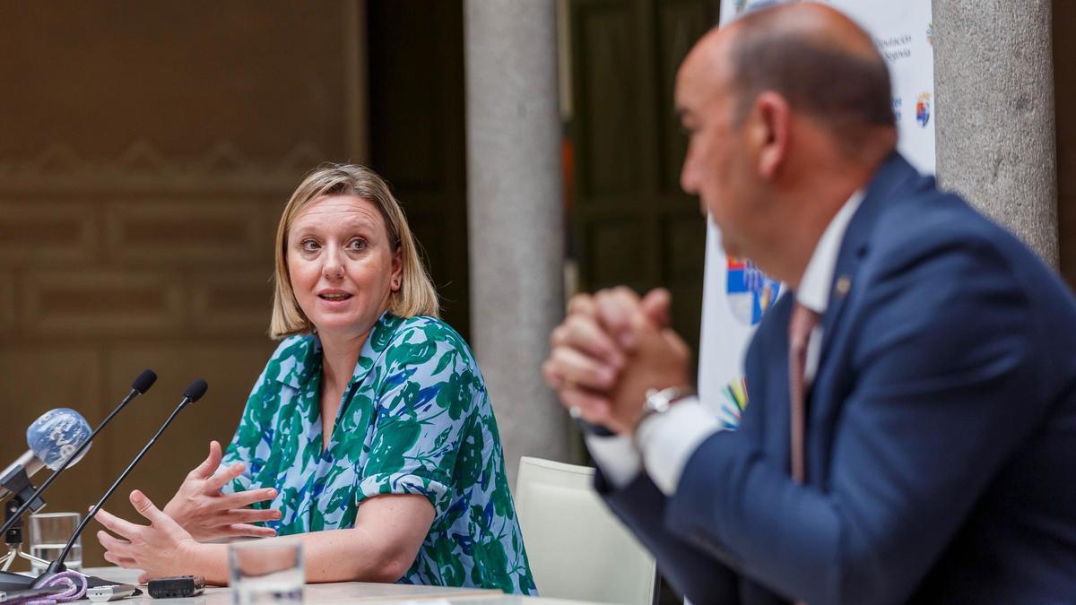 La consejera de Familia, Isabel Blanco, junto con el presidente de la Diputación de Segovia, Miguel Ángel de Vicente