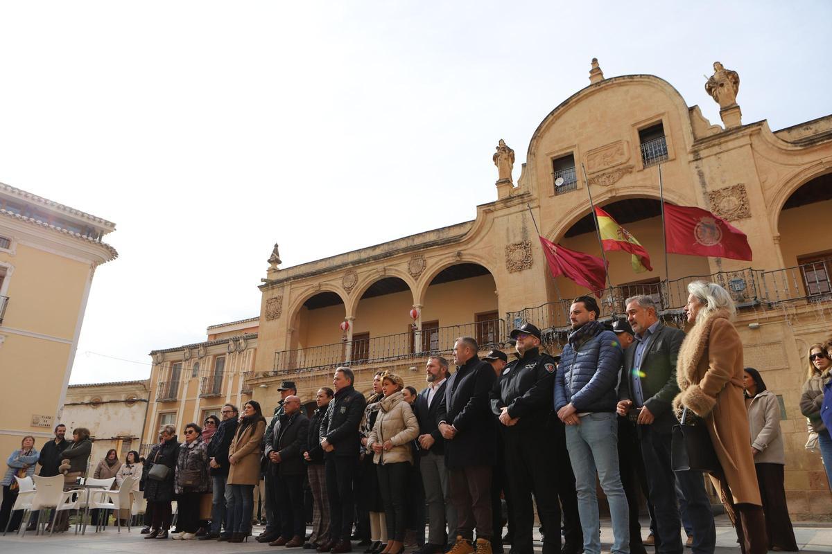 Minuto de silencio a las puertas del Ayuntamiento de Lorca.