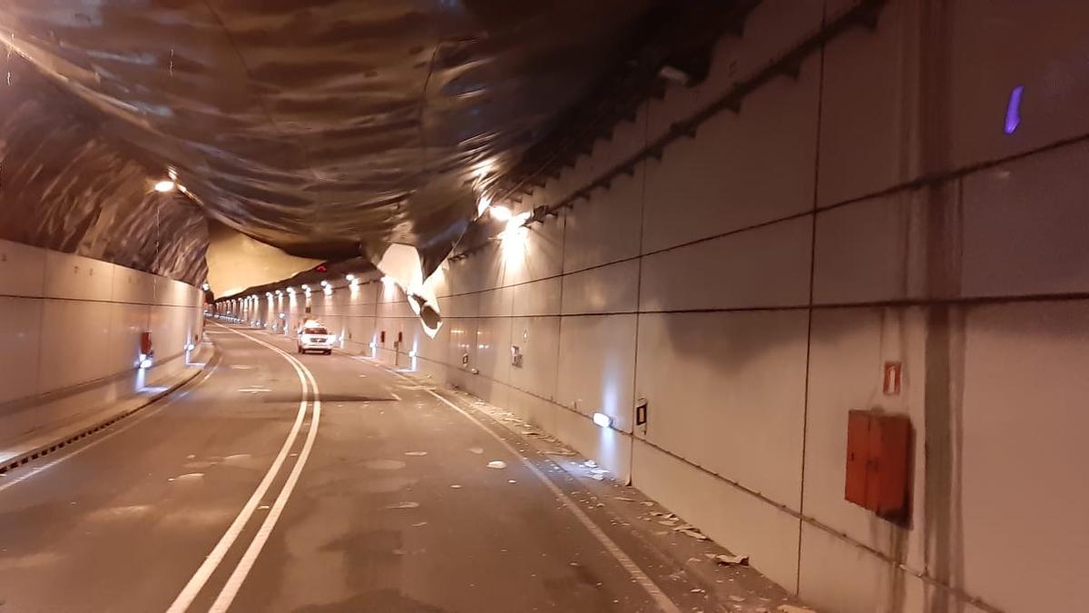 Desprendimiento de otra parte de la lámina de revestimiento del túnel de Rañadoiro este lunes.