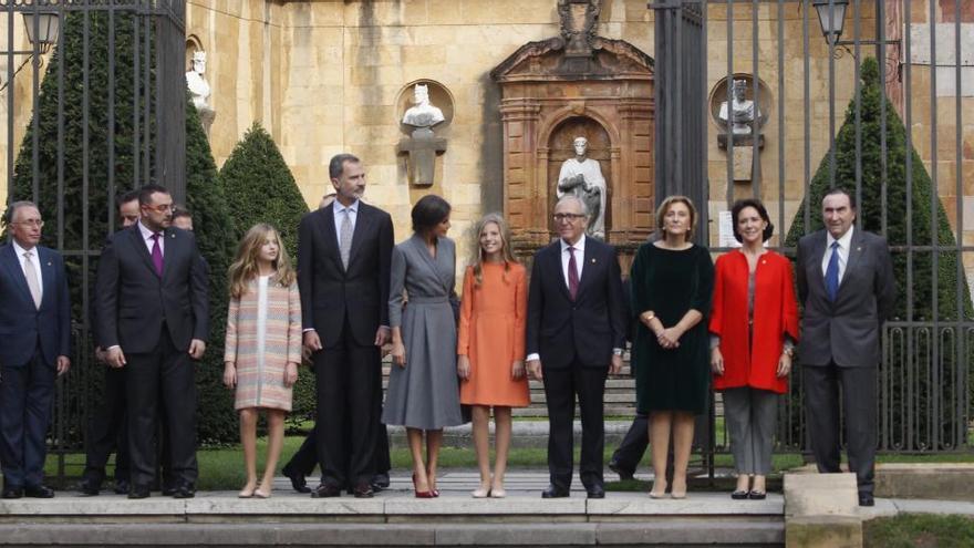 La familia real posa con las autoridadesa a las puertas de la catedral antes de su visita al templo.