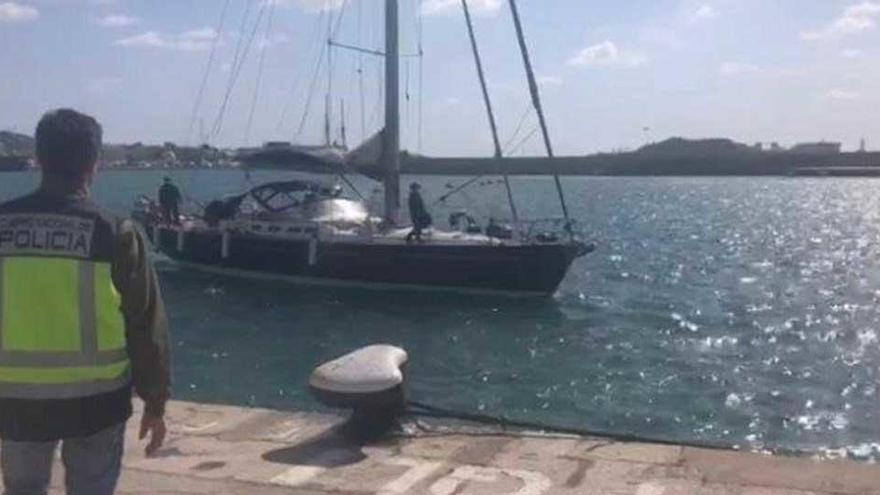 Velero intervenido por la Policía Nacional al sur de Ibiza.