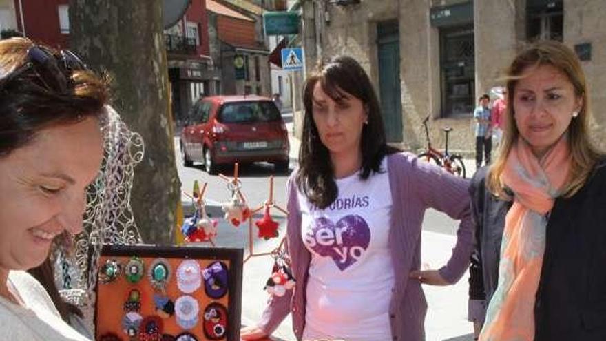 Asistentes al mercadillo solidario de Sanfilippo. // Muñiz