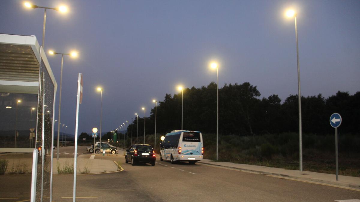 Autobús que fleta la Junta para los viajeros afectados por la supresión de paradas en Sanabria.