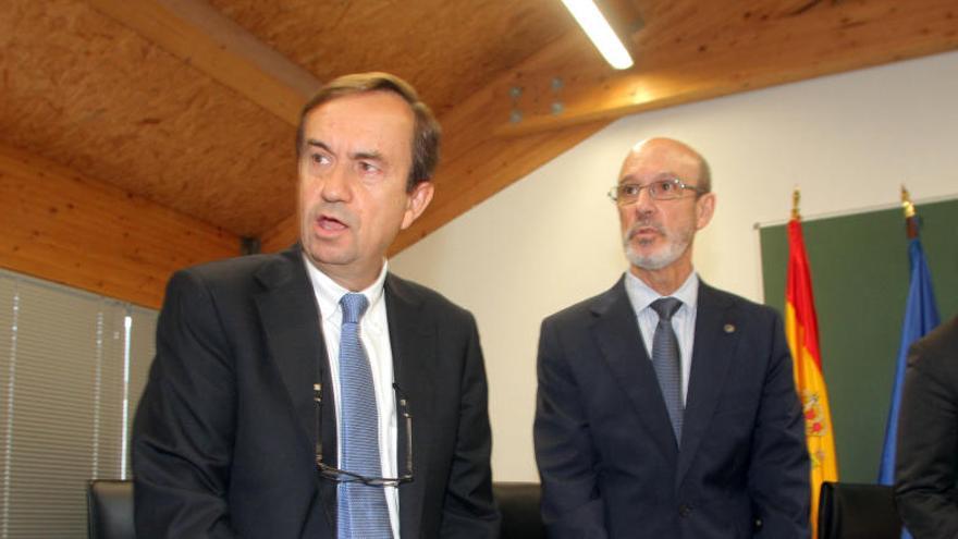 Gómez-Arnau (i), junto a Franco, en la presentación de la cátedra.