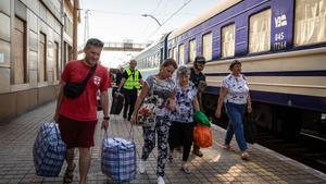 Refugiados ucranianos en la estación de tren.