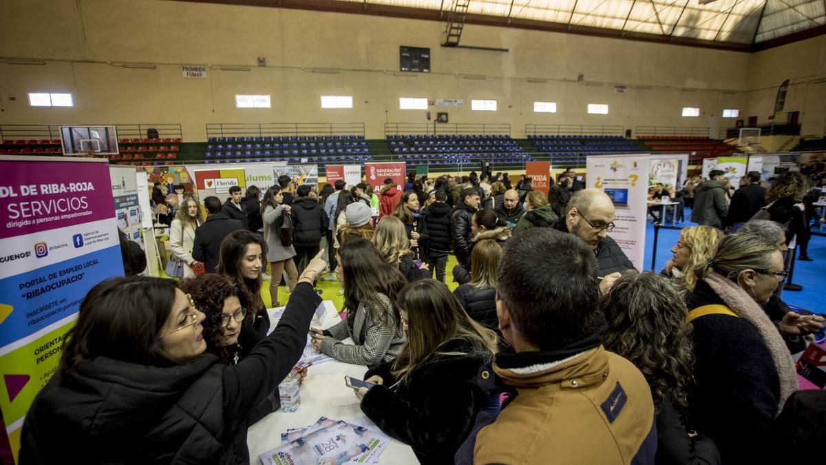 Feria del Empleo en Riba-roja de Túria: Cien empresas y personas  desempleadas conectan en una feria dedicada al trabajo