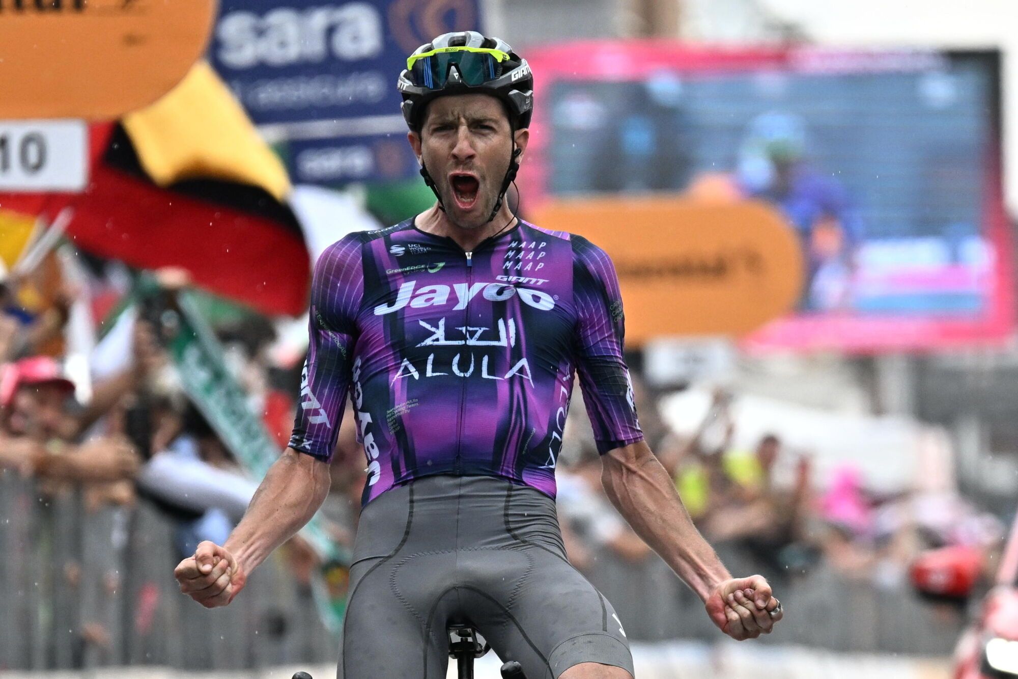 Sestriere (Italy), 31/05/2025.- Australian rider Christopher Harper of Team Jayco Alula celebrates winning the 20th stage of the Giro d'Italia cycling race over 205 km from Verres to Sestriere, 31 May 2025. (Ciclismo, Italia) EFE/EPA/LUCA ZENNARO