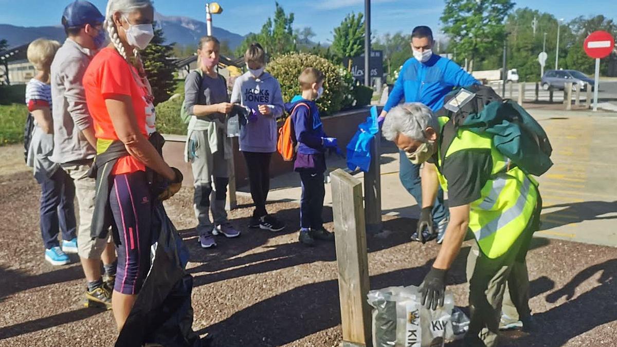 Els voluntaris que van participar en l’última jornada de neteja a Puigcerdà | CERDANYA ACCIÓ PEL CLIMA