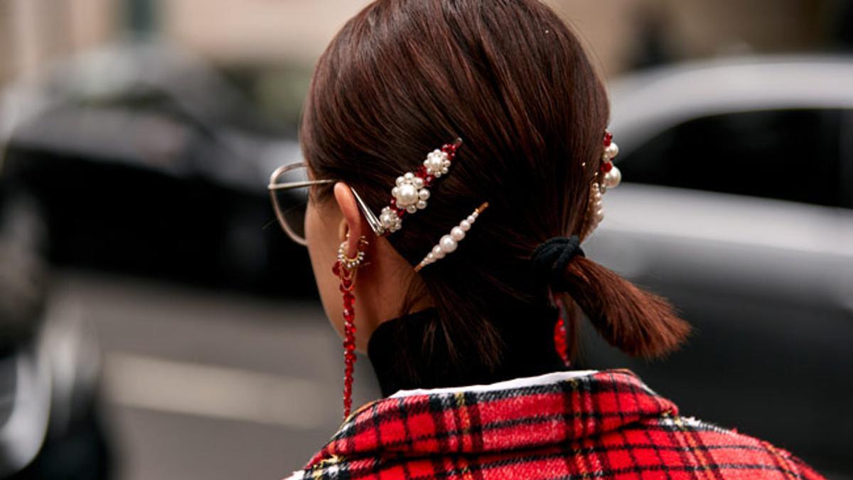Peinado con pasadores joya visto en el 'street style' de Londres