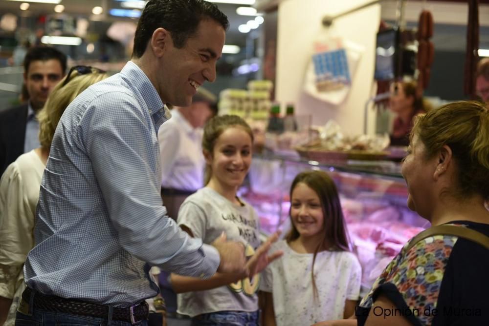 Teodoro García pidiendo el voto en el mercado Saav