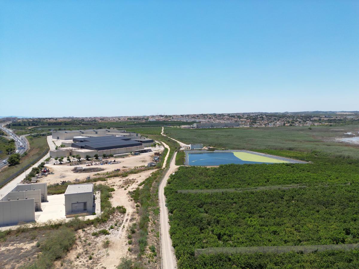 Camino de tierra situado entre la Comunidad de Regantes y la planta desalinizadora que tradicionalmente ha estado abierto al paso peatonal y ahora cerrado con una valla
