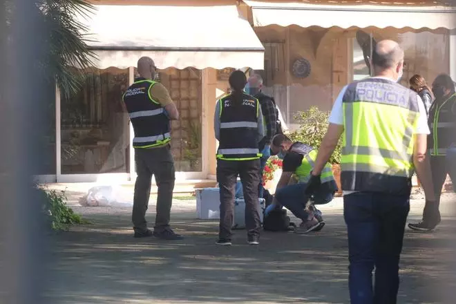 La Policía científica inspecciona la casa del crimen de Elche