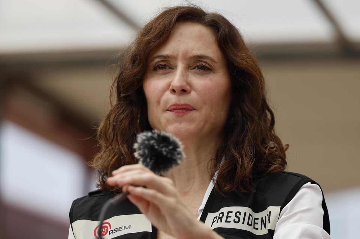 La presidenta de la Comunidad de Madrid, Isabel Díaz Ayuso atiende a los medios tras visitar este domingo junto a los reyes a las personas de las localidades afectadas por los incendios de la sierra oeste de la Comunidad de Madrid que permanecen alojadas en el polideportivo de La Chopera de Villamanta.