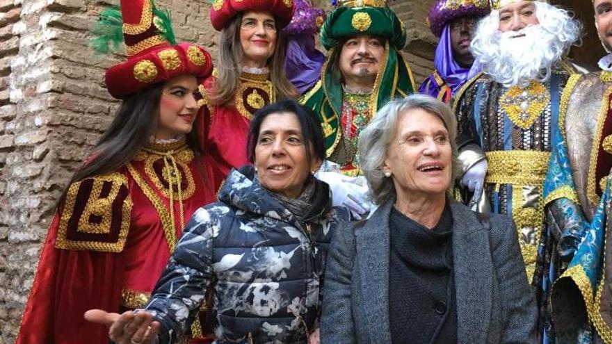 Sara Luque, en el centro, junto a Trini García Herrera, archivera de la Agrupación, y parte del séquito de los Reyes Magos, antes de la Cabalgata de 2019, en la Alcazaba.