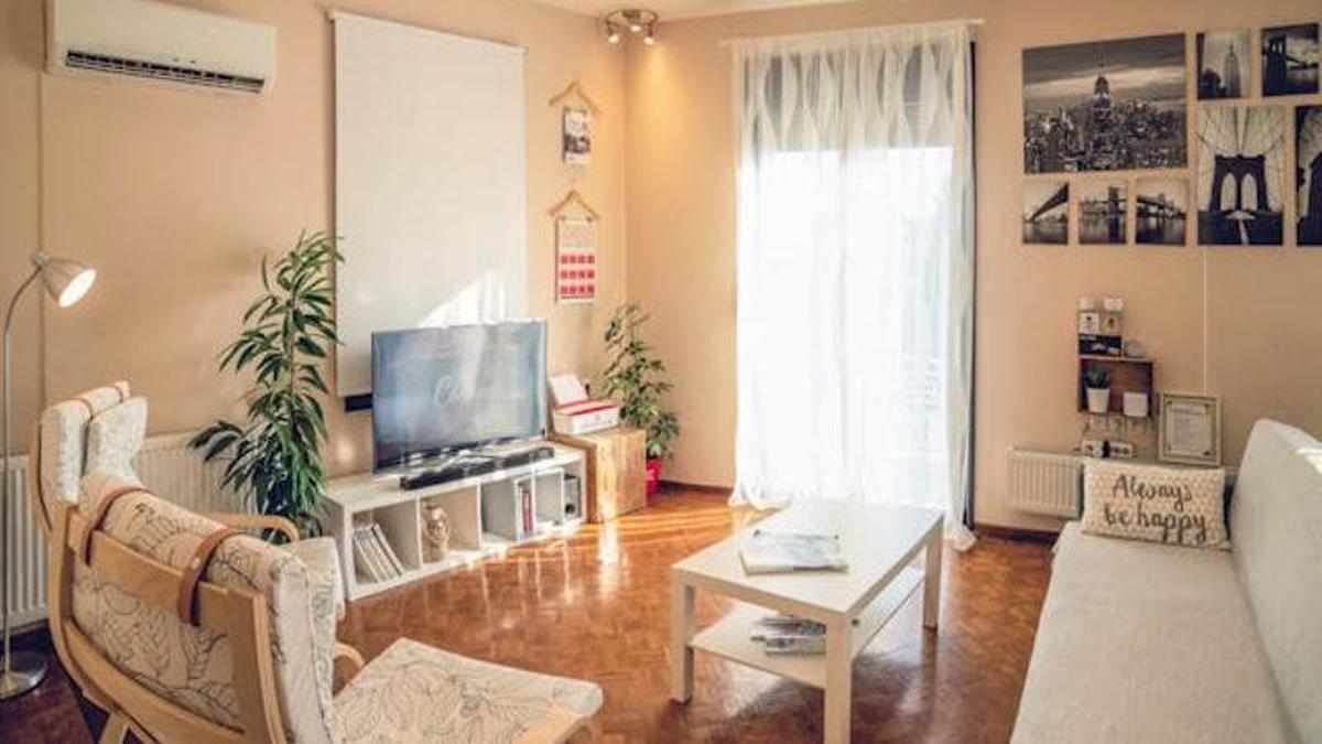 Ni posar l’aire condicionat a 18 graus ni encendre el ventilador: aquesta és la funció que millor combat la xafogor a casa