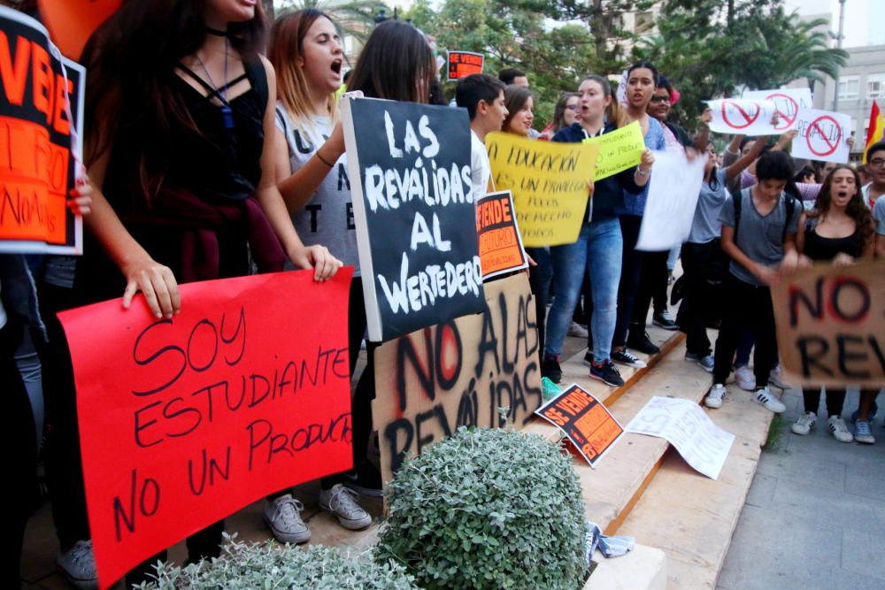 Unos 250 alumnos, profesores y padres secundan la protesta contra la Lomce y las nuevas pruebas en Torrevieja